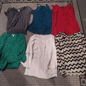 A bundle of 6 size small tops